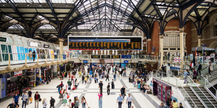 LONDON, UNITED KINGDOM – AUGUST 23, 2023: Interior view of the Liverpool Street Station in city downtown with multiple people and shops inside - Starpik Stock