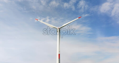 VIDEO Aerial drone view of a wind turbine in a field on a cloudy day - Starpik