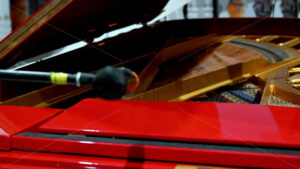 VIDEO Close-up of a microphone and a red piano on the backstage of a TV set - Starpik