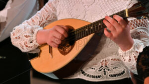 VIDEO Close-up of a woman playing the mandolin - Starpik
