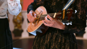 VIDEO Close-up of two women playing the mandolin - Starpik
