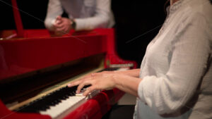 VIDEO Elderly woman playing a red piano - Starpik