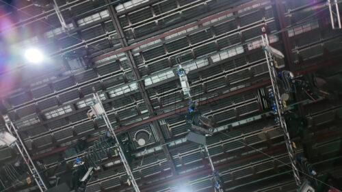 VIDEO Flashing studio lights equipment on the ceiling of a TV set - Starpik