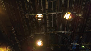 VIDEO Flashing studio lights equipment on the ceiling of a TV set - Starpik