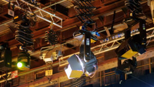 VIDEO Flashing studio lights equipment on the ceiling of a TV set - Starpik