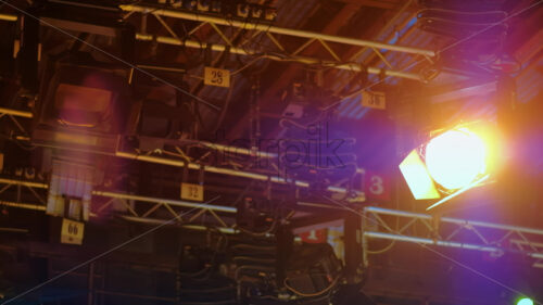 VIDEO Flashing studio lights equipment on the ceiling of a TV set - Starpik