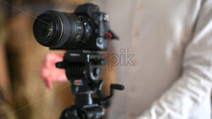 VIDEO Man setting up profesional camera for a photoshoot - Starpik
