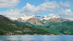 VIDEO Panoramic view of Lake Como, with mountains and towns - Starpik