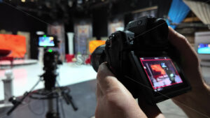 VIDEO Professional camera filming on the backstage of a TV set - Starpik