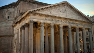VIDEO Rome, Italy – February 15, 2024: View of Pantheon at blue hour dawn - Starpik