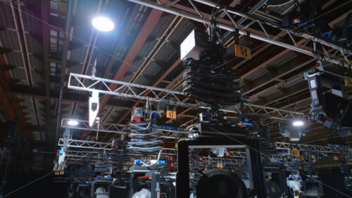 VIDEO Studio lights equipment on the ceiling of a TV set - Starpik