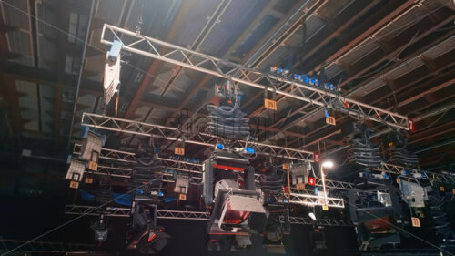 VIDEO Studio lights equipment on the ceiling of a TV set - Starpik