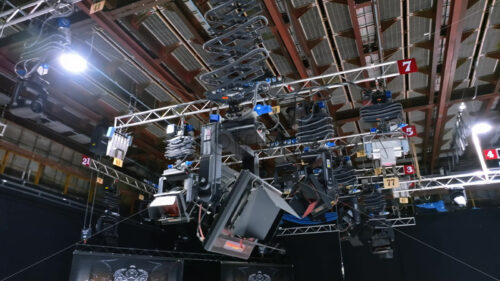 VIDEO Studio lights equipment on the ceiling of a TV set - Starpik