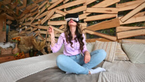 VIDEO Woman enjoying looking through VR headset - Starpik