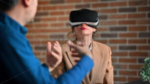 VIDEO Woman using a Virtual Reality headset in an office while explains and gesticulates - Starpik