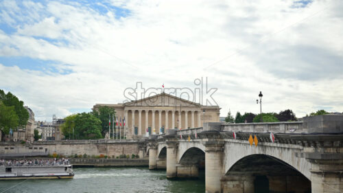 VIDEO A boat full of people moving under the Concorde bridge in Paris, France - Starpik