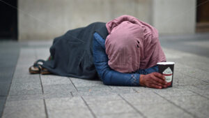 VIDEO A homeless woman begging on the street - Starpik
