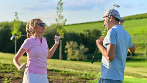 VIDEO A man and a woman high fiving after playing golf on a sunny day - Starpik