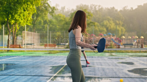 VIDEO A man and a woman playing pickleball after rain - Starpik