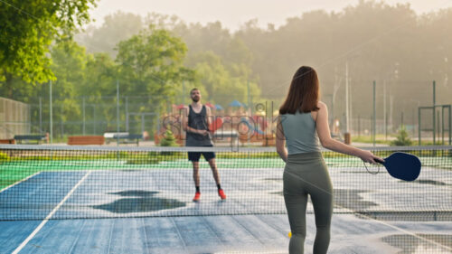 VIDEO A man and a woman playing pickleball after rain - Starpik