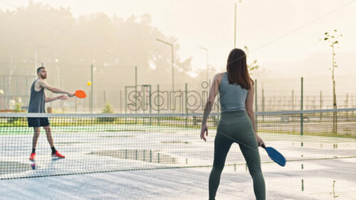 VIDEO A man and a woman playing pickleball after rain - Starpik