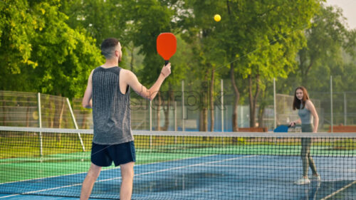 VIDEO A man and a woman playing pickleball after rain - Starpik