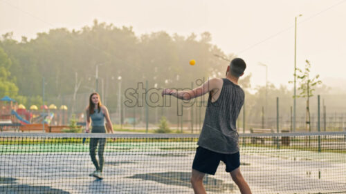 VIDEO A man and a woman playing pickleball after rain - Starpik