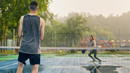 VIDEO A man and a woman playing pickleball after rain - Starpik