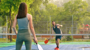 VIDEO A man and a woman playing pickleball at sunrise, after rain - Starpik