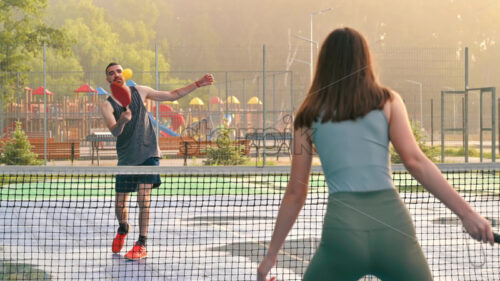 VIDEO A man and a woman playing pickleball at sunrise, after rain - Starpik