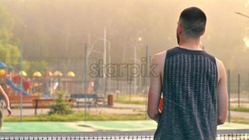 VIDEO A man and a woman playing pickleball at sunrise, after rain - Starpik