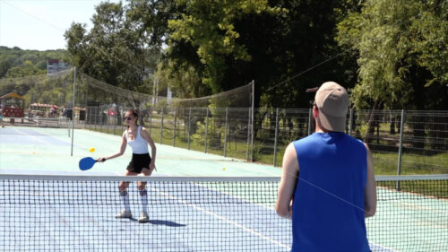 VIDEO A man and a woman playing pickleball on a sunny day - Starpik