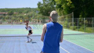 VIDEO A man and a woman playing pickleball on a sunny day - Starpik