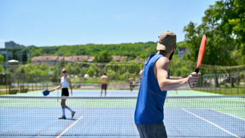 VIDEO A man and a woman playing pickleball on a sunny day - Starpik