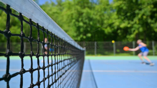 VIDEO A man and a woman playing pickleball on a sunny day - Starpik