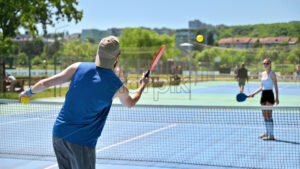 VIDEO A man and a woman playing pickleball on a sunny day - Starpik