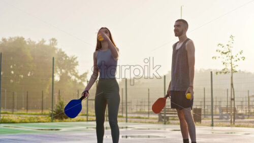 VIDEO A man teaching a woman how to play pickleball after rain - Starpik