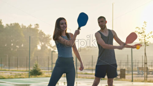 VIDEO A man teaching a woman how to play pickleball after rain - Starpik