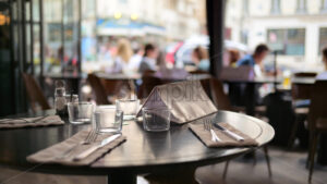 VIDEO A table set at a restaurant in Paris, France, with blurred people eating on the background - Starpik