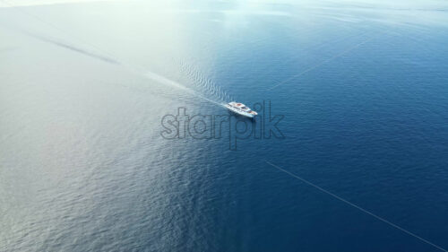 VIDEO Aerial, drone view of a white boat moving on the the Adriatic sea in Croatia - Starpik