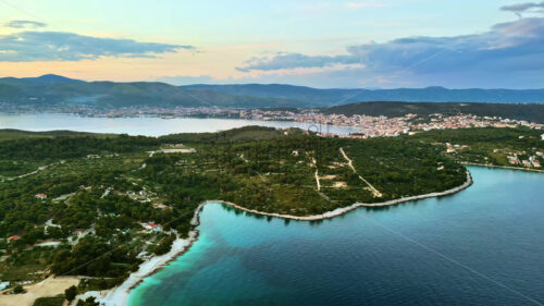 VIDEO Aerial, drone view of buildings on the shore of the Adriatic sea in Croatia - Starpik