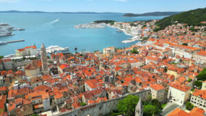 VIDEO Aerial, drone view of buildings on the shore of the Adriatic sea in Dubrovnik, Croatia - Starpik