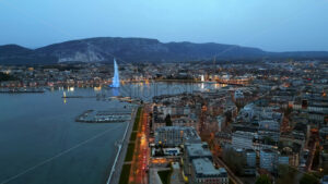 VIDEO Aerial, drone view of the Geneva Water Fountain in Switzerland in the evening - Starpik