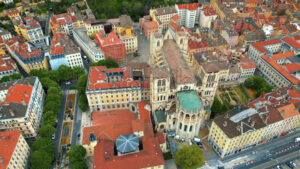VIDEO Aerial, drone view of the buildings in Lyon, France in daylight - Starpik