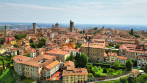 VIDEO Aerial, drone view of the buildings of Bergamo, Italy in daylight - Starpik