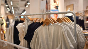 VIDEO Black and white clothes standing on the rack in a store - Starpik