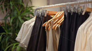 VIDEO Black and white clothes standing on the rack in a store - Starpik