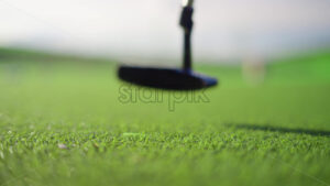 VIDEO Close up of a golf club hitting a ball on the course - Starpik