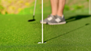 VIDEO Close up of a man getting a golf ball into the hole - Starpik