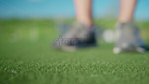VIDEO Close up of a man hitting a golf ball with a club on the course - Starpik